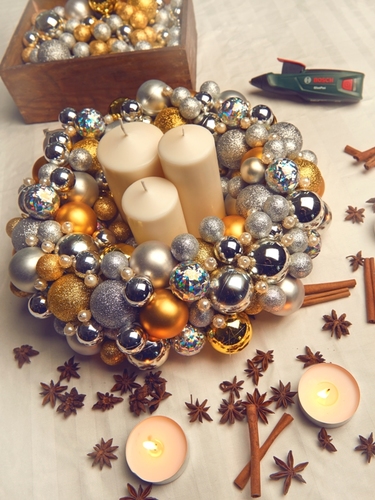 świąteczny wianek z bombek choinkowych świąteczny wianek z bombek choinkowych